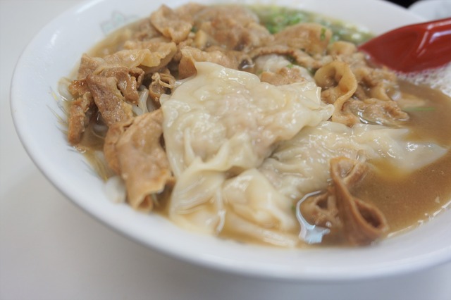 ワンタンメン肉入りワンタン1