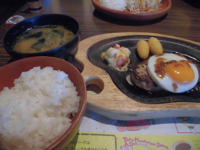 びっくりドンキー春日目玉焼きランチ