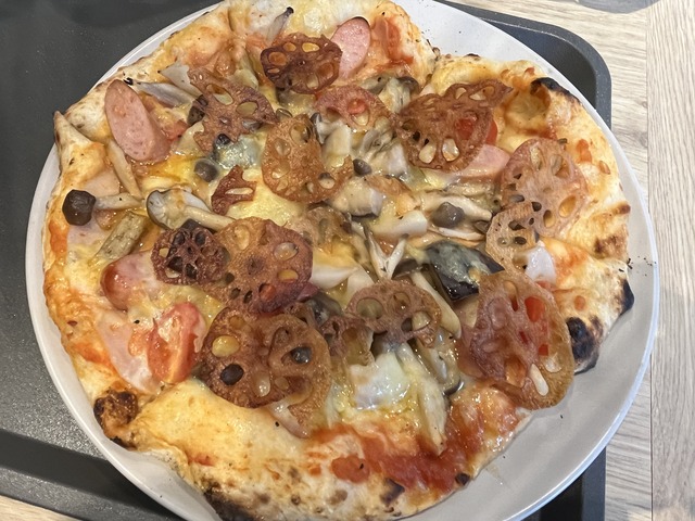 徳島レンコンとソーセージのピザ1-1-4