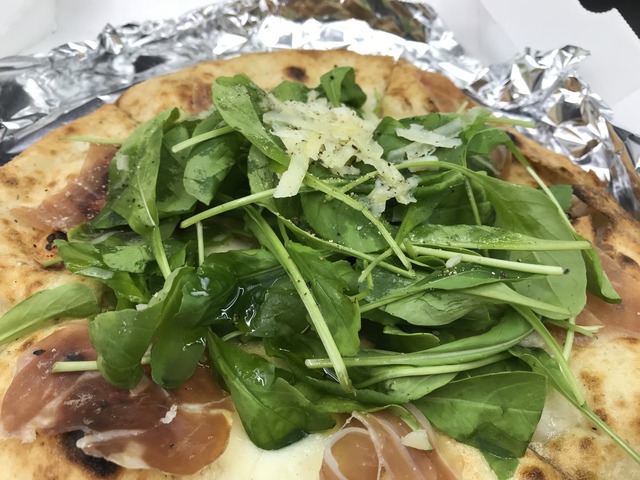 生ハムとルッコラのピザ1-1-1