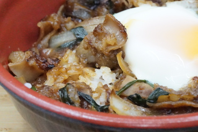 焼きもつ丼2-2