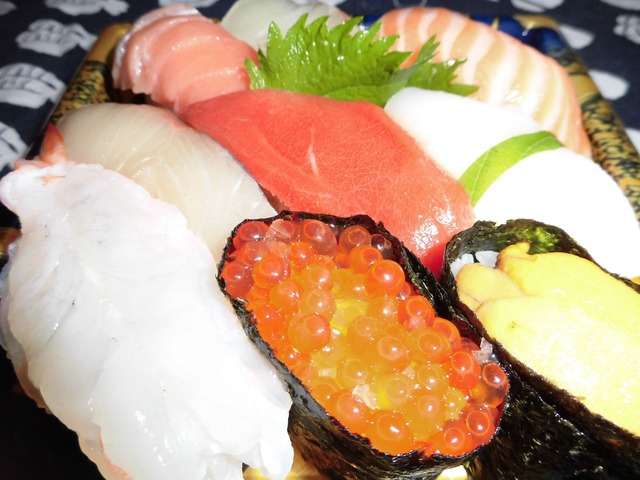 魚やの握り寿司えびいくらうに-min