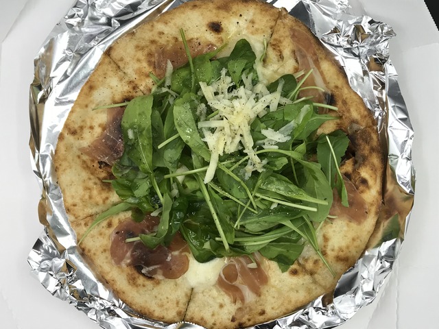 生ハムとルッコラのピザ