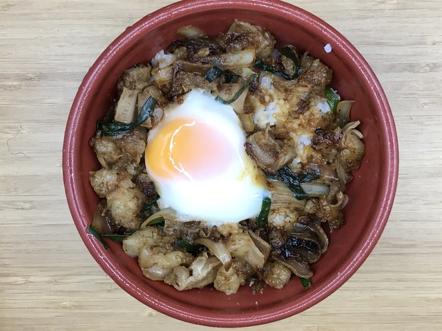 焼きもつ丼1