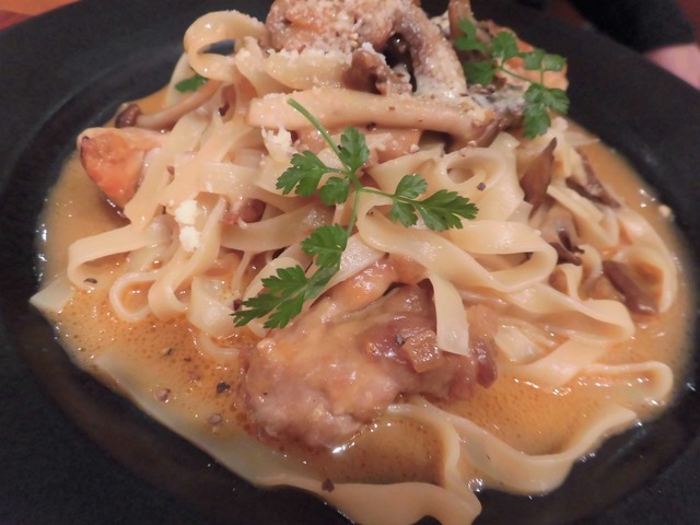 チキンとポルチーニ茸とマッシュルームのクリームソース