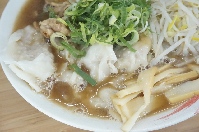 ワンタンメン肉入りワンタン