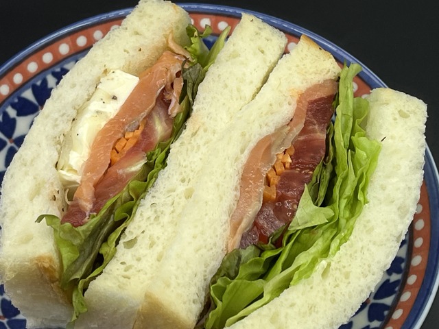 スモークサーモンとクリームチーズのサンド1-1-1