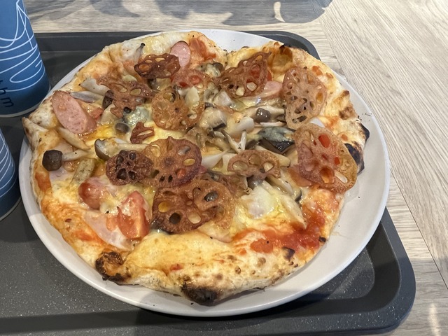 徳島レンコンとソーセージのピザ1-1-1