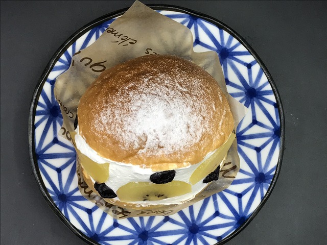 マリトッツォゴールドキウイブルーベリー