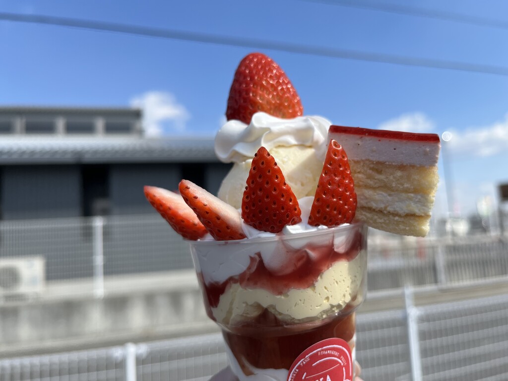 ☆いちごパフェ☆☆リース3個入り♪（特大1、大2） ガスト】この豪華さはすごいって！イチゴ盛り盛りの「ボリューム満点
