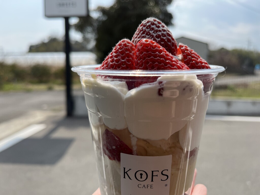 イチゴパフェをテイクアウト 徳島市八万町 Cafekofs 徳島本店 徳島パンとスイーツと