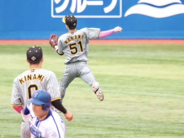 【阪神】中野の背面捕球と一塁を指す近本井上木浪