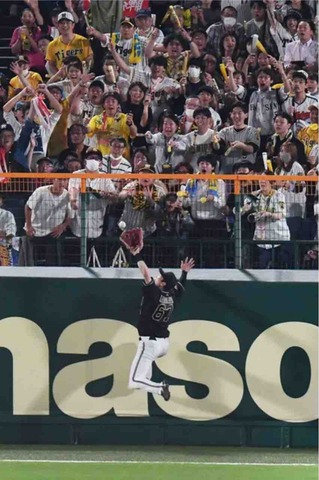 阪神・大山の大飛球、中川圭にスーパーキャッチされてもうた～　岡田監督「よう捕ったよなあ…。あれなあ」