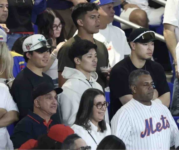 侍ジャパン 佐藤輝、坂本、森下の阪神トリオは仲良く並んで熱視線 ドミニカ-ベネズエラを現地観戦