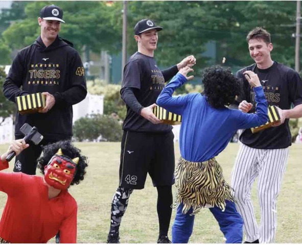 【阪神】ラグズデール、ルーカス、ディベイニーの新外国人3選手が豆まき体験「オニハソト!」