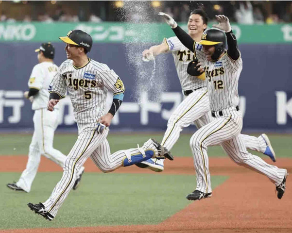 【阪神】サヨナラ打の近本光司が猛ダッシュした理由「手袋１個しかなかったんで」歓喜の水を回避