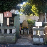 瀧泉寺 権八と小紫の悲話を伝える比翼塚
