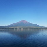 雲ひとつない快晴の山中湖畔から富士山を望む
