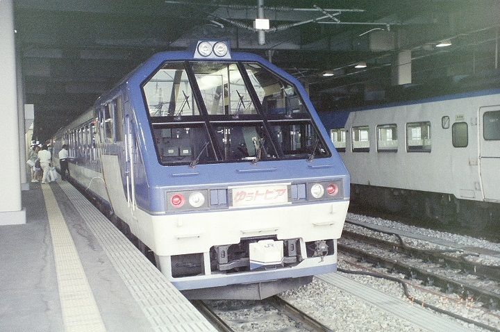 七尾線・和倉温泉直通！ 国鉄唯一の電車に牽引された気動車特急