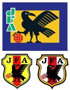 図９：旧ＪＦＡ旗（上）と日本代表エンブレム