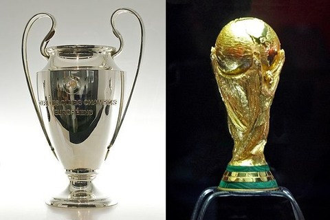 サッカーの欧州CLトロフィー（左）とW杯トロフィー
