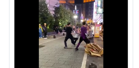 動画あり 歌舞伎町で日本人と外人が喧嘩する動画がヤバイｗｗｗｗ ガゾドウ