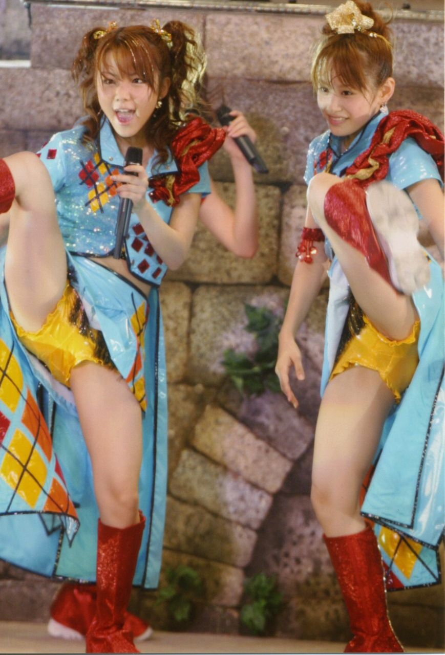 画像 田中れいなと高橋愛がライブで開脚キック ネットで拾った画像まとめブログ