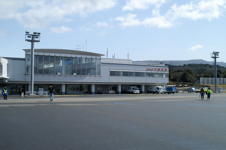 1280px-Oshima_Airport_(OIM-RJTO)_2