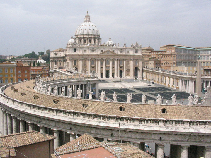 View_of_saint_Peter_basilica_from_a_roof