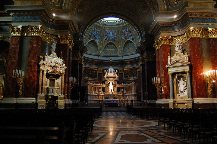 1280px-Saint_Stephen's_Basilica_Budapest_Interior_2010