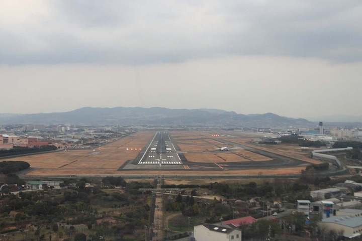 1280px-大阪国際空港RYW32Lファイナルアプローチ