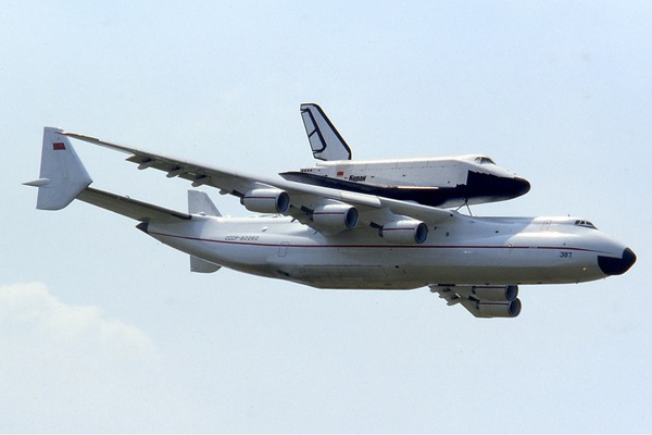 Antonov_An-225_with_Buran_at_Le_Bourget_1989_Manteufel