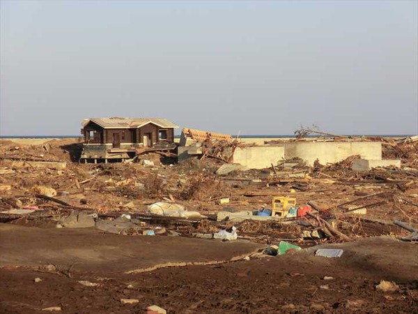Devastation_in_Minamisōma_after_tsunami_2_R