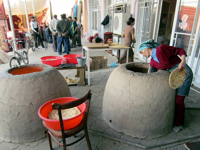 Baking_Bread_in_Bai_Bazaar,_Dashoguz