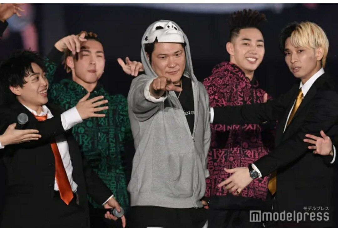 【画像】YouTuberラファエルさん、ライブ出演中に仮面を剥かれて素顔が公開される : 画像あつめーる
