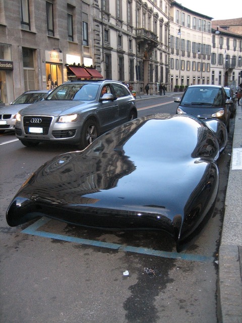 速報 街中で平べったい車が発見される 画像あつめーる