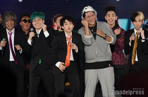 画像 Youtuberラファエルさん ライブ出演中に仮面を剥かれて素顔が公開される 画像あつめーる