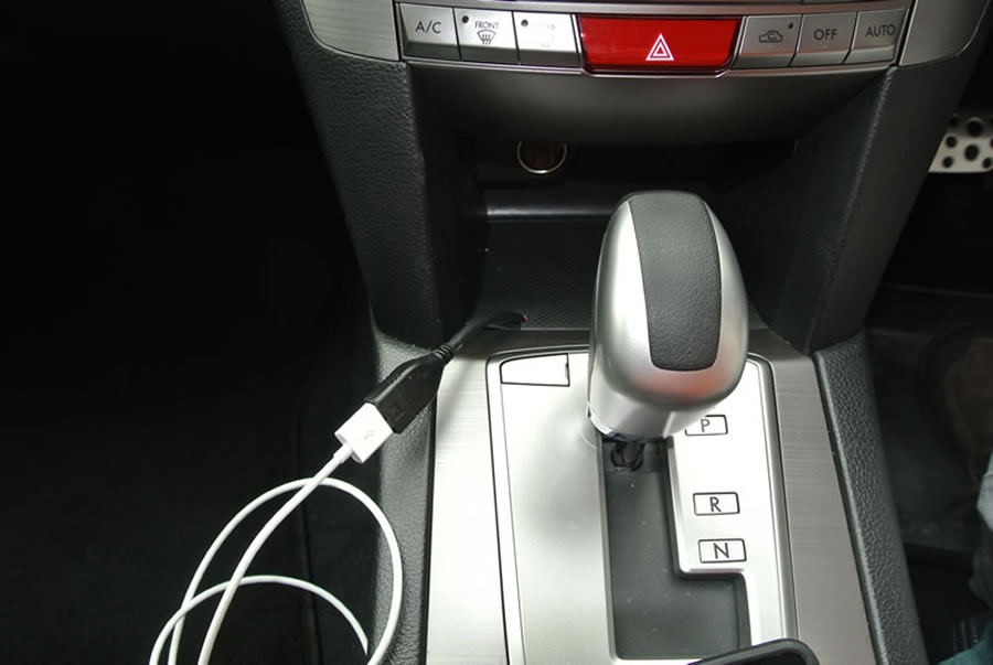 レガシィツーリングワゴン：カーナビ＆サテライトスピーカーを装着しま