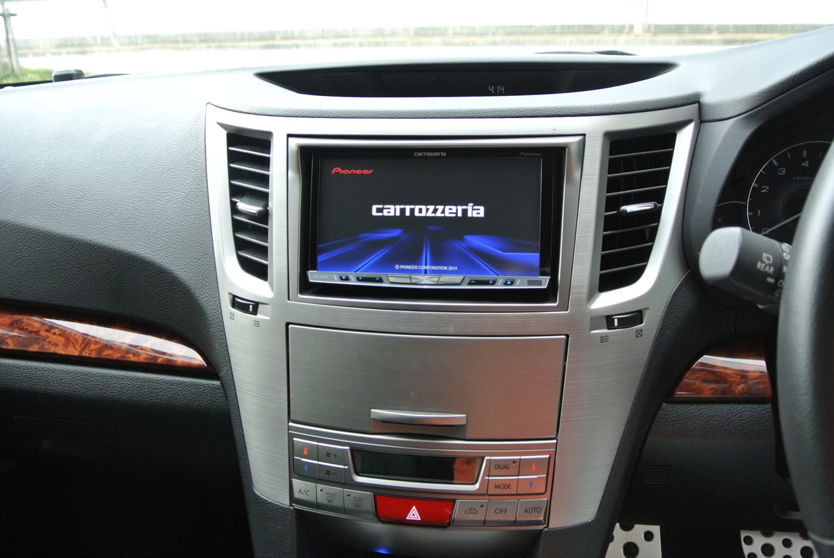 レガシィツーリングワゴン：カーナビ＆サテライトスピーカーを装着しま
