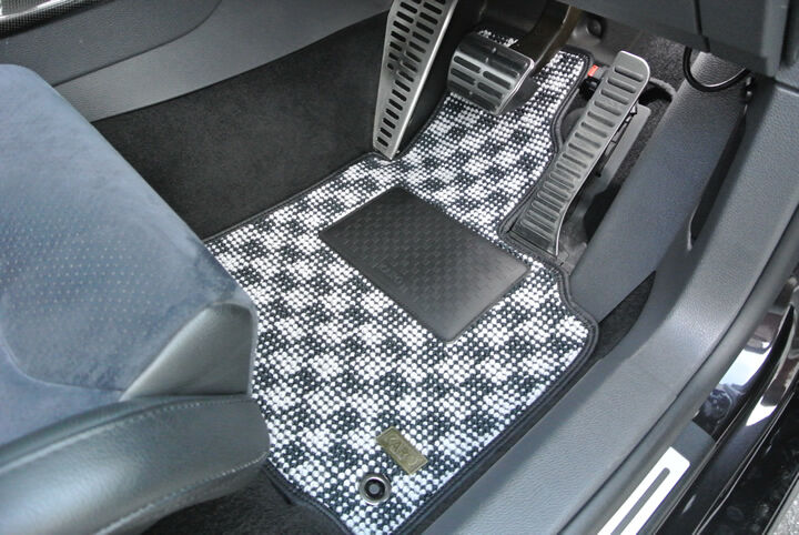 VWゴルフ5:KAROフロアマットを装着しました : ガレージバウムの作業日記