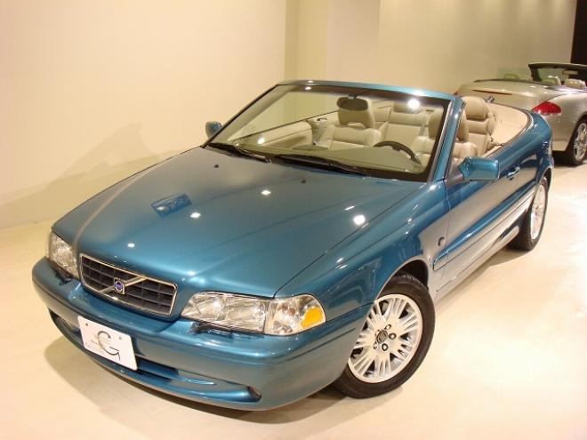 入庫情報２００３年ボルボｃ７０カブリオレエレガンスパッケージ左ハンドルワンオーナーディーラー車 非常にお洒落なカラーコーディネートです ブルーのボディにベージュのインテリア 新車時のオーダーになります左ハンドルは探しても見つかりません ｇｅ３ｙｓ株式