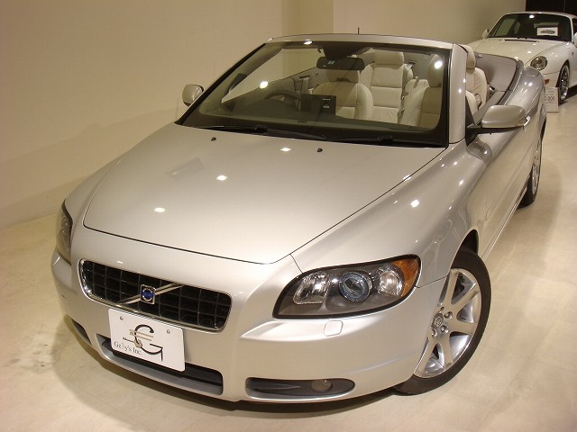 入庫情報２００７年ボルボｃ７０カブリオレｔ ５新型メタルトップ純正ｈｄｄナビ Tvキセノン右ハンドルメーカー新車保証付 新型のボルボカブリオレはメタルトップです 最上級グレードのｔ ５のため非常にお買い得になります ｇｅ３ｙｓ株式会社の最新入庫状況のご案内