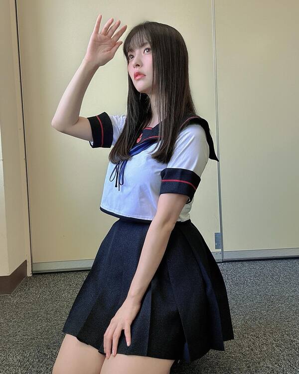 【画像】上坂すみれ、太もも全開ショットにファンもん絶「えろい」「セクシーすぎて泣きました」