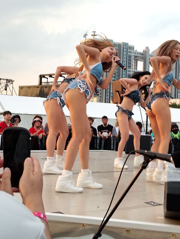 【画像】フジテレビさん、経営が厳しすぎてエロイベントを開催してしまう
