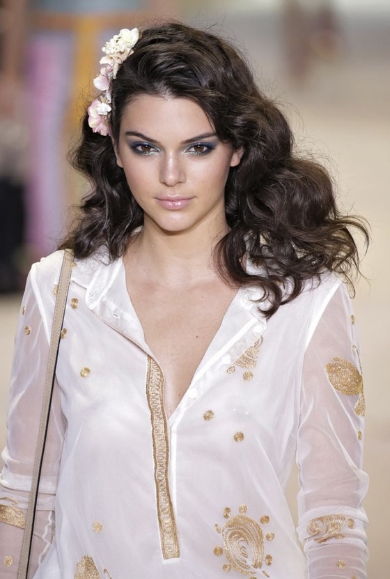 【画像】乳首をオシャレに飾る時代へ！ 「ニップルピアス」をしているセレブたち げ～せわニュース速報！！