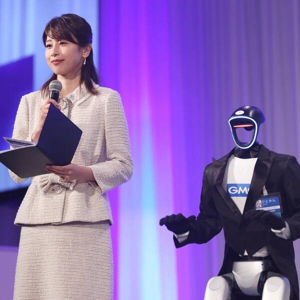 加藤綾子、リボンの白ツイードスーツ姿が反響「素敵」「凛々しい」「綺麗すぎて見惚れる」