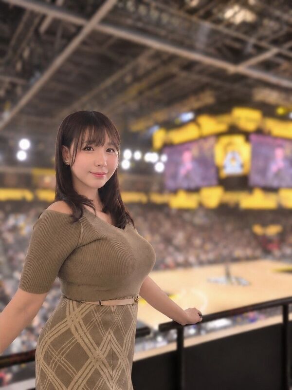 【画像】めちゃくちゃおっぱいアピールしてくる地方女子アナが発見される