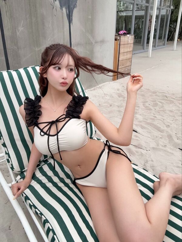 【画像】水着白ギャル「ムチムチに太っちゃった〜」