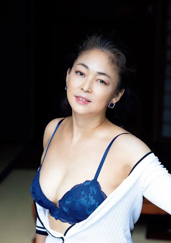全盛期では考えられない姿 消えた元バラエティ女王 無期限休養→事務所解雇→タオル1枚の6分脱ぎロケの現実
