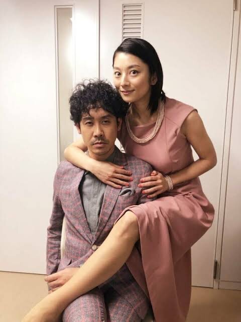 【悲報】小池栄子さん、大泉洋さんにガッツリおっぱいを当ててまう